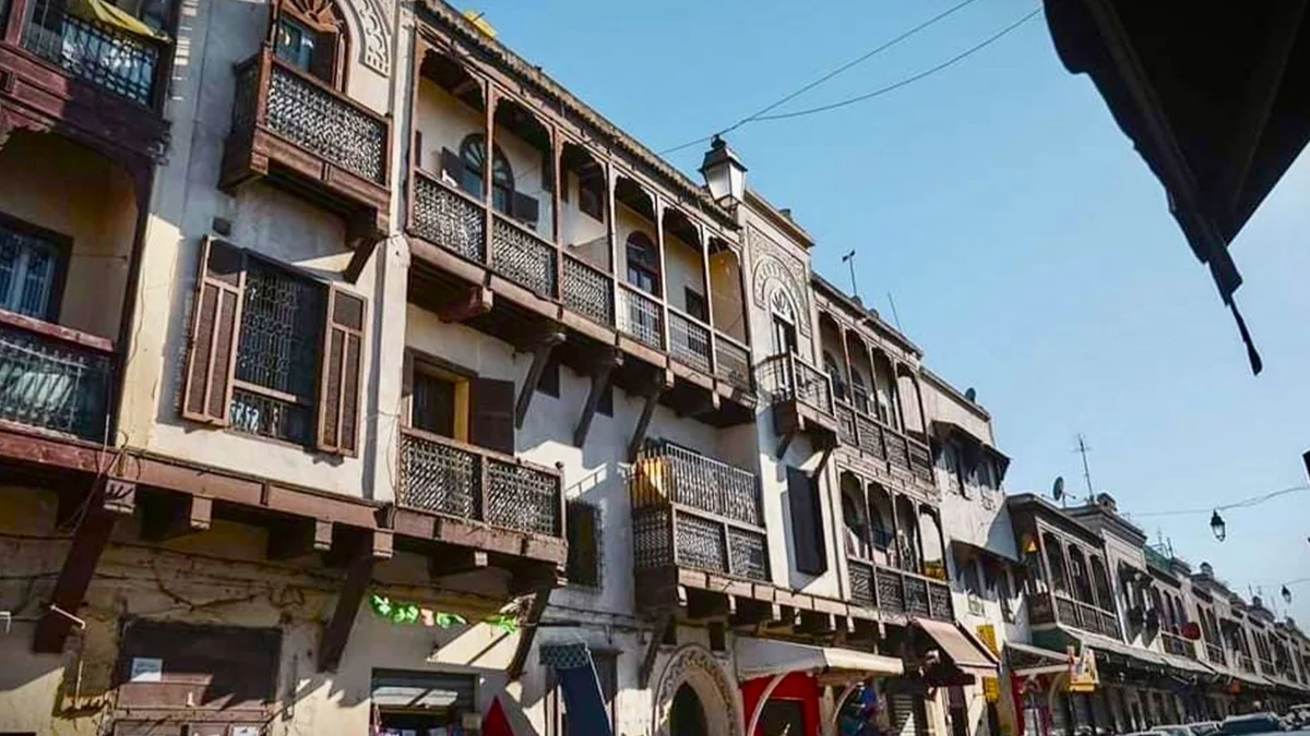 Bou-Khessissat street, at the entrance to the Mellah, with its balconies open to the outside