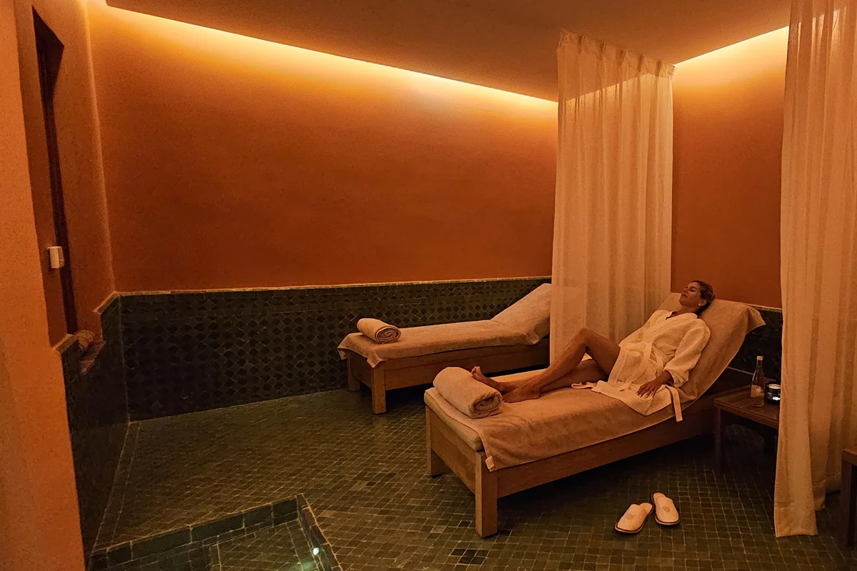 حوض سباحة فاخر وسبا مائي