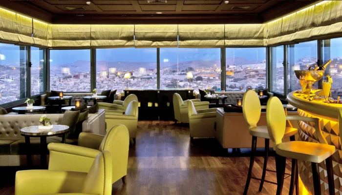 كوكتيلات البار الذهبي